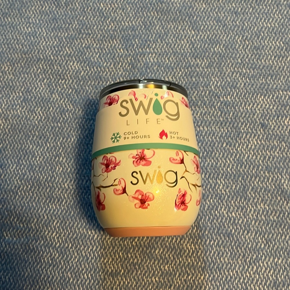 Covered, insulated wine cup